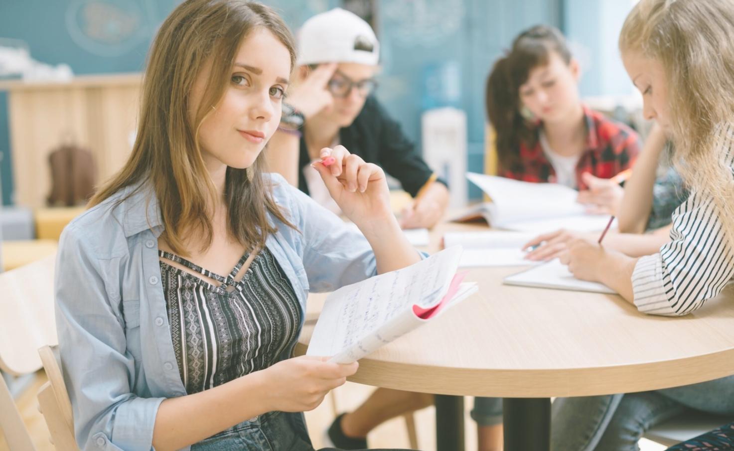 Teilnehmer arbeiten gemeinsam an Finanzmodellen